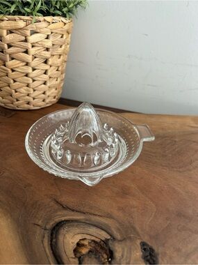 Clear Glass Citrus Juicer Reamer Ribbed Handle Spout Lemon Orange Squeezer